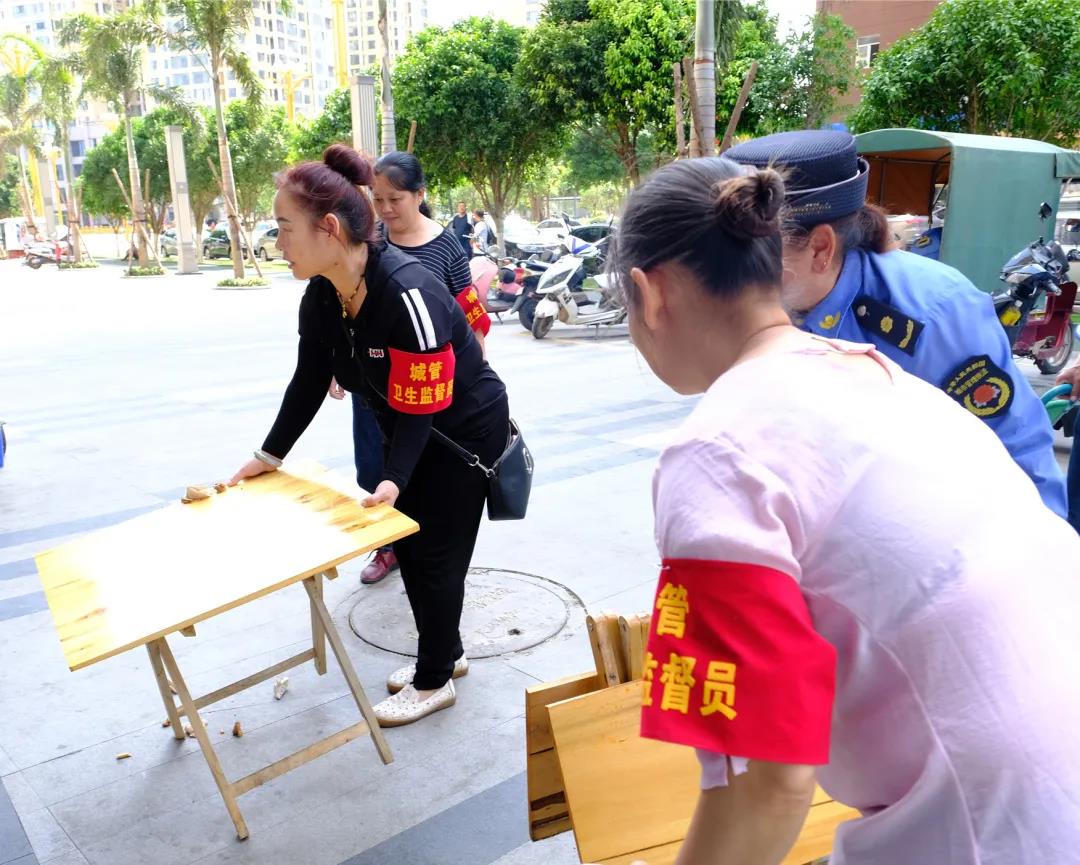 “4+N”执法队伍对占道经营现象进行整改(王宗林 摄).jpg “4+N”执法队伍对占道经营现象进行整改(王宗林 摄).jpg