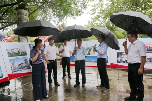 姚国华罗萍等在滨河路调研河口“美丽县城”建设情况.JPG 姚国华罗萍等在滨河路调研河口“美丽县城”建设情况.JPG